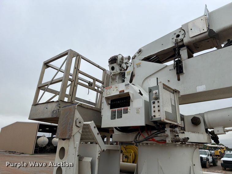 image for item EW8979 2007 Peterbilt 320 bucket truck