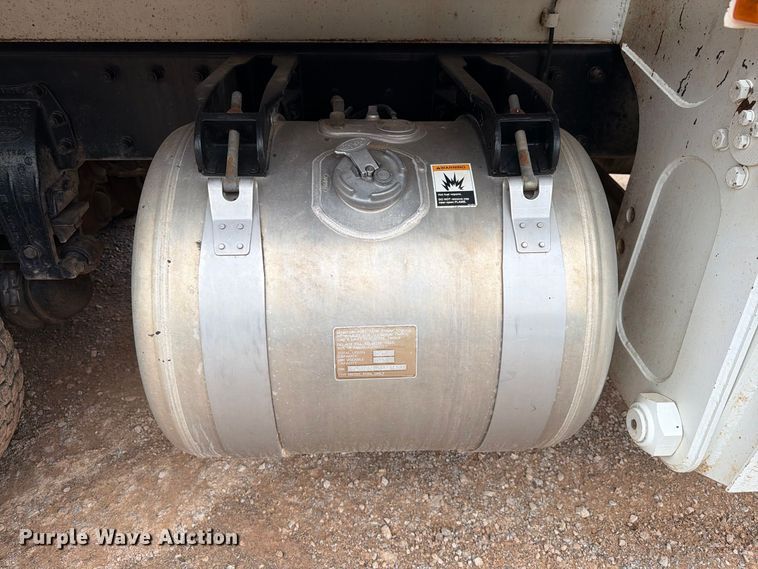 image for item EW8979 2007 Peterbilt 320 bucket truck