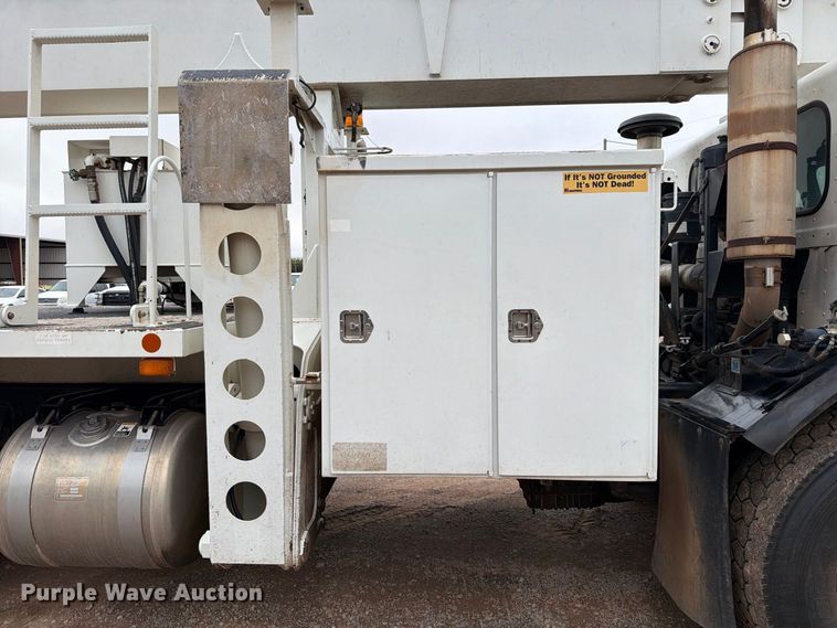 image for item EW8979 2007 Peterbilt 320 bucket truck