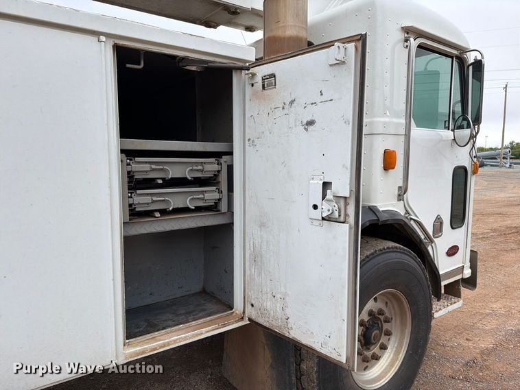 image for item EW8979 2007 Peterbilt 320 bucket truck