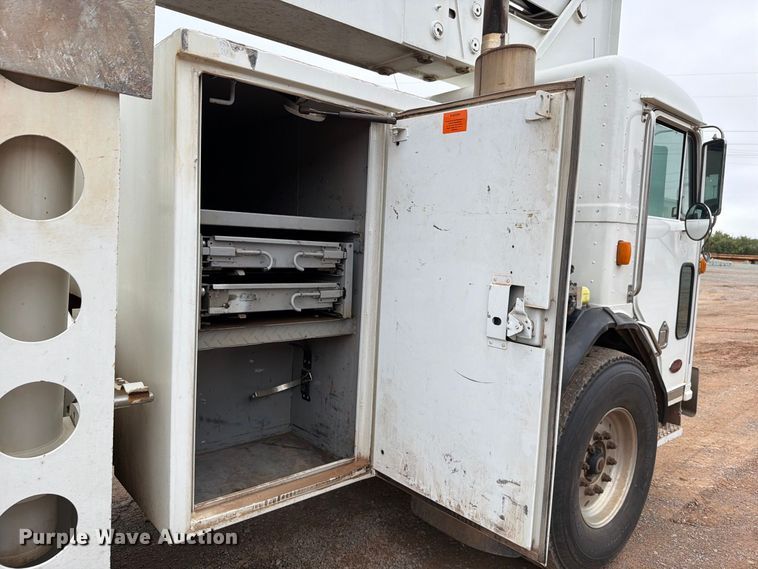image for item EW8979 2007 Peterbilt 320 bucket truck