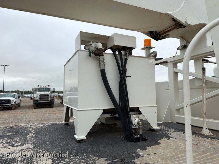 image for item EW8979 2007 Peterbilt 320 bucket truck