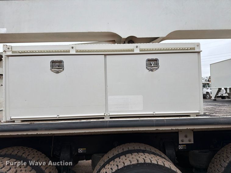 image for item EW8979 2007 Peterbilt 320 bucket truck
