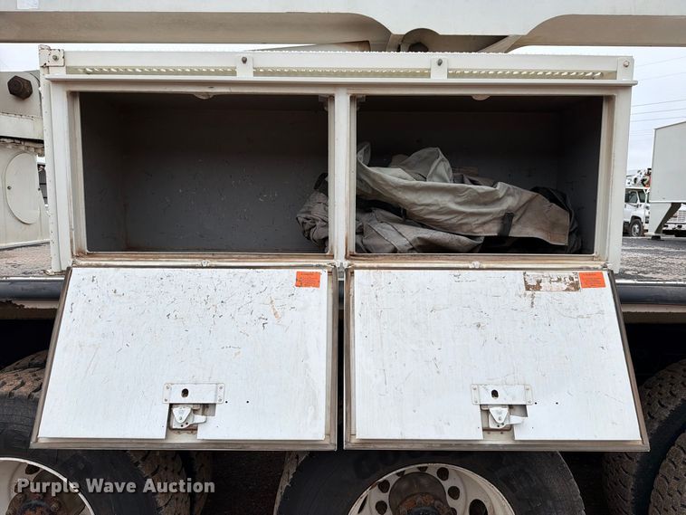 image for item EW8979 2007 Peterbilt 320 bucket truck