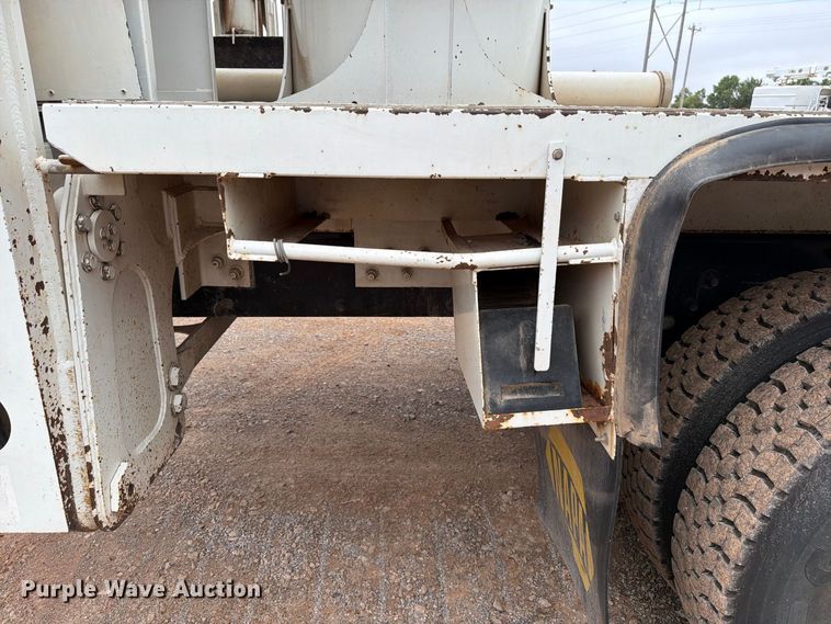 image for item EW8979 2007 Peterbilt 320 bucket truck