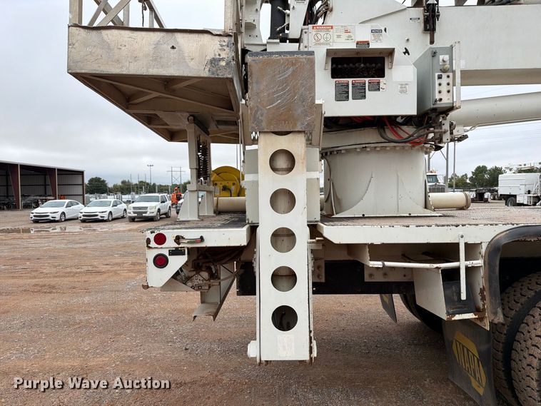 image for item EW8979 2007 Peterbilt 320 bucket truck