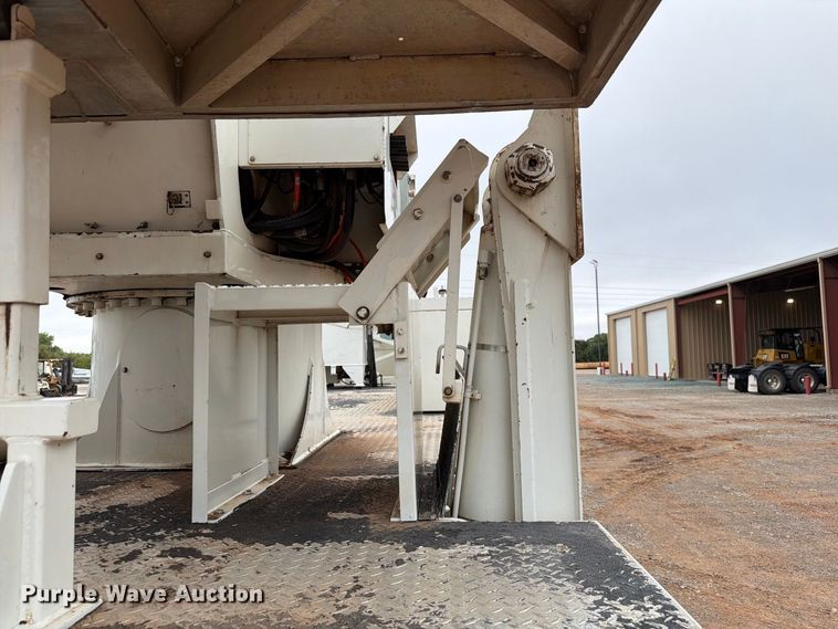 image for item EW8979 2007 Peterbilt 320 bucket truck