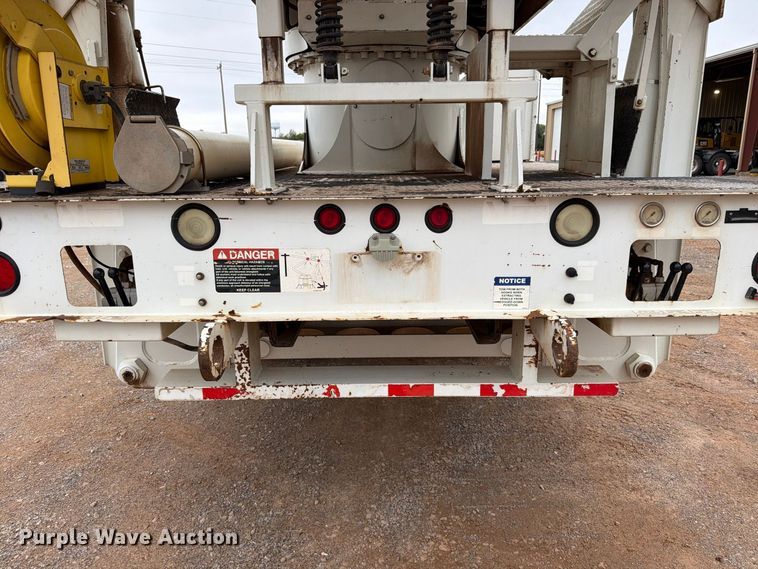 image for item EW8979 2007 Peterbilt 320 bucket truck