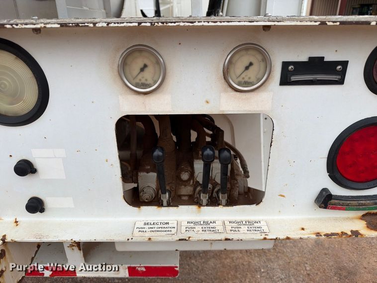 image for item EW8979 2007 Peterbilt 320 bucket truck