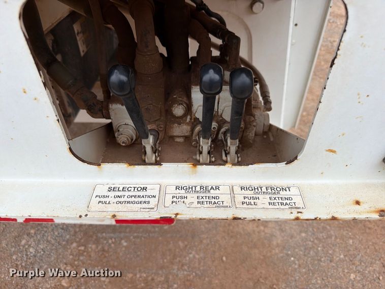 image for item EW8979 2007 Peterbilt 320 bucket truck