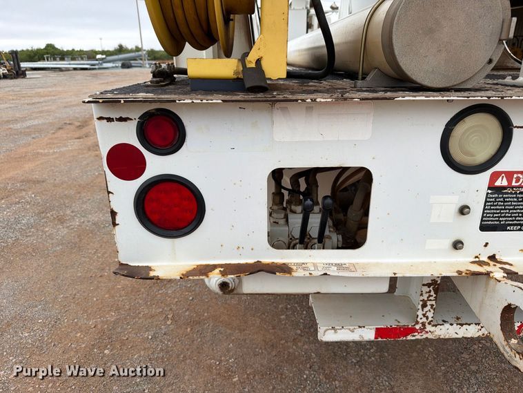 image for item EW8979 2007 Peterbilt 320 bucket truck