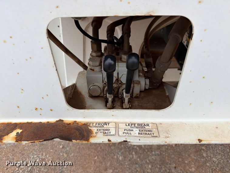 image for item EW8979 2007 Peterbilt 320 bucket truck