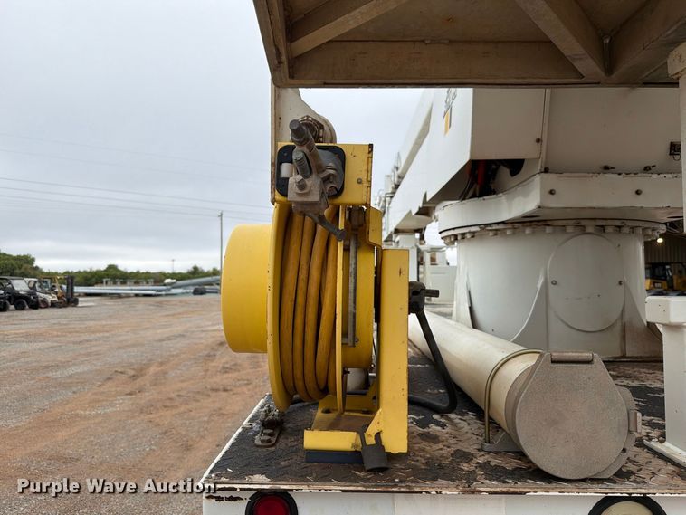 image for item EW8979 2007 Peterbilt 320 bucket truck