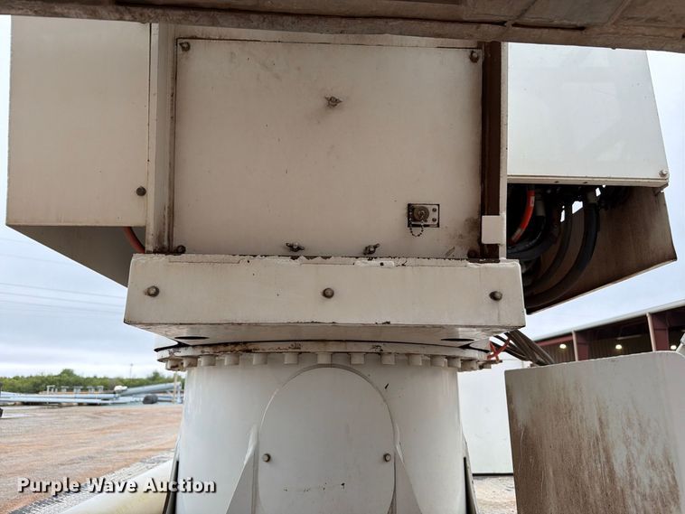 image for item EW8979 2007 Peterbilt 320 bucket truck