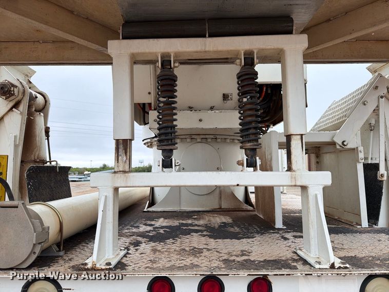 image for item EW8979 2007 Peterbilt 320 bucket truck