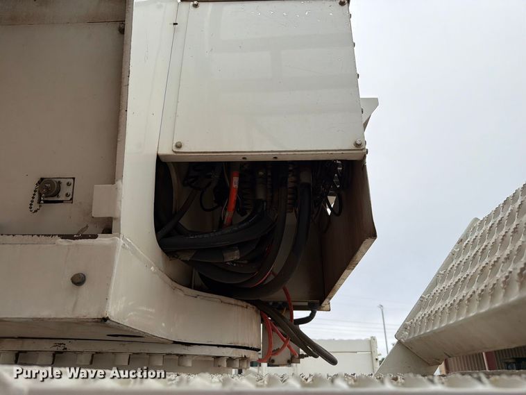 image for item EW8979 2007 Peterbilt 320 bucket truck