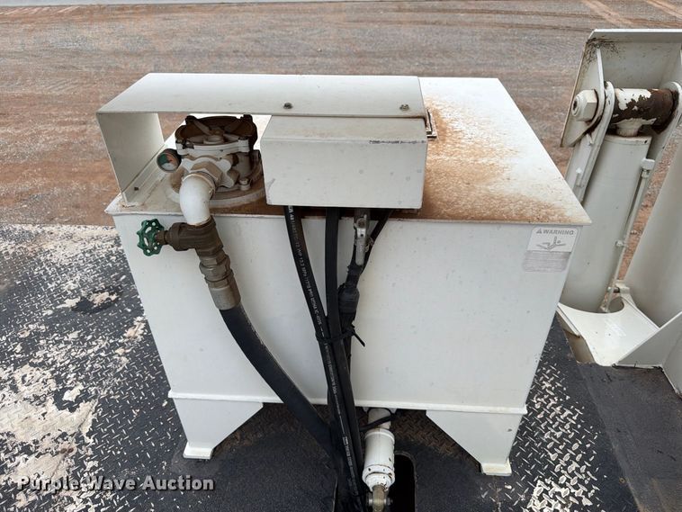 image for item EW8979 2007 Peterbilt 320 bucket truck