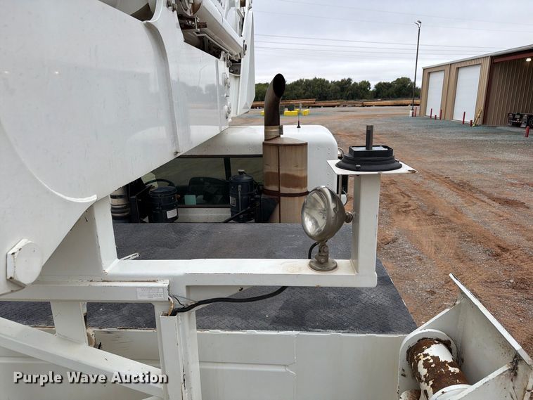 image for item EW8979 2007 Peterbilt 320 bucket truck