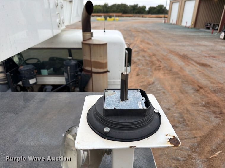 image for item EW8979 2007 Peterbilt 320 bucket truck