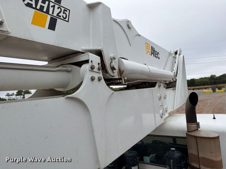 image for item EW8979 2007 Peterbilt 320 bucket truck