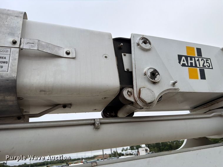 image for item EW8979 2007 Peterbilt 320 bucket truck