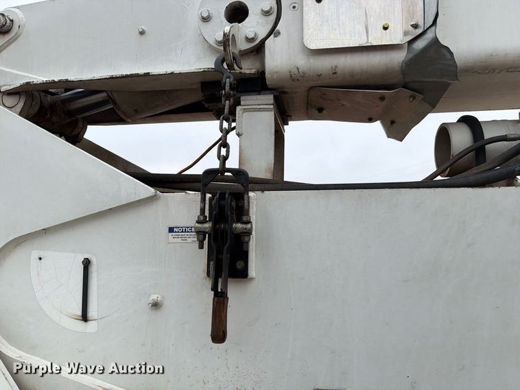 image for item EW8979 2007 Peterbilt 320 bucket truck