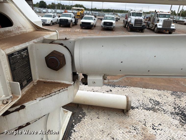image for item EW8979 2007 Peterbilt 320 bucket truck
