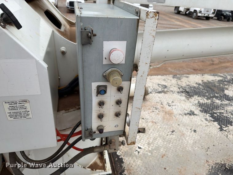 image for item EW8979 2007 Peterbilt 320 bucket truck