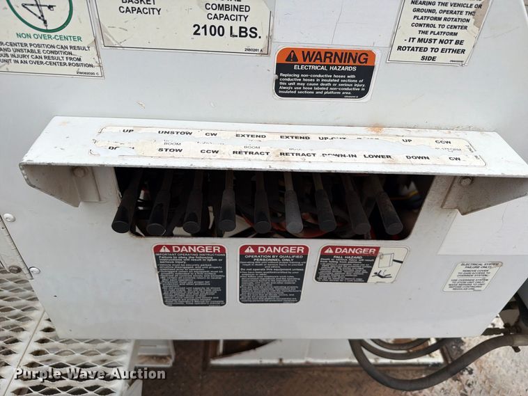 image for item EW8979 2007 Peterbilt 320 bucket truck