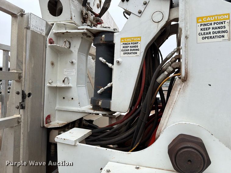 image for item EW8979 2007 Peterbilt 320 bucket truck