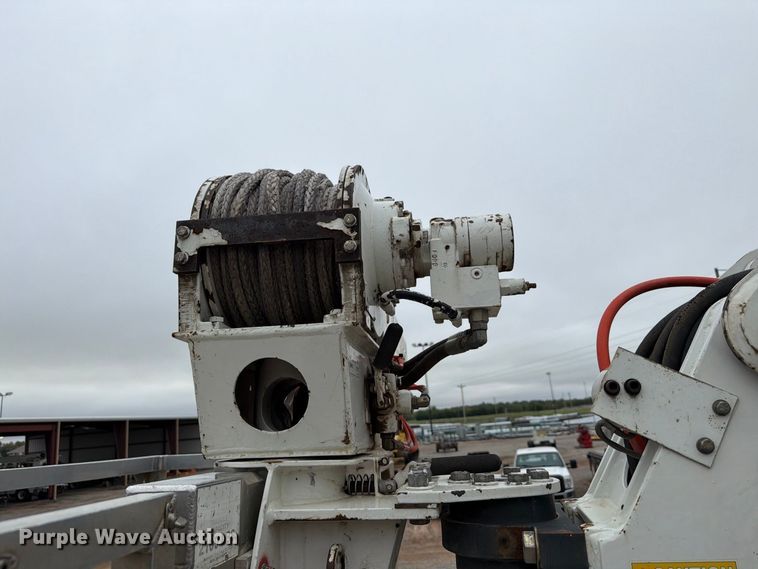 image for item EW8979 2007 Peterbilt 320 bucket truck