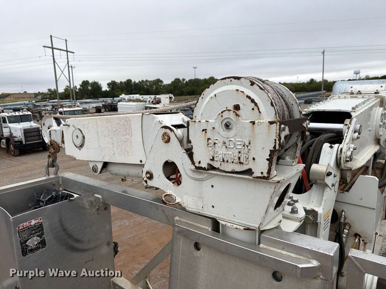 image for item EW8979 2007 Peterbilt 320 bucket truck
