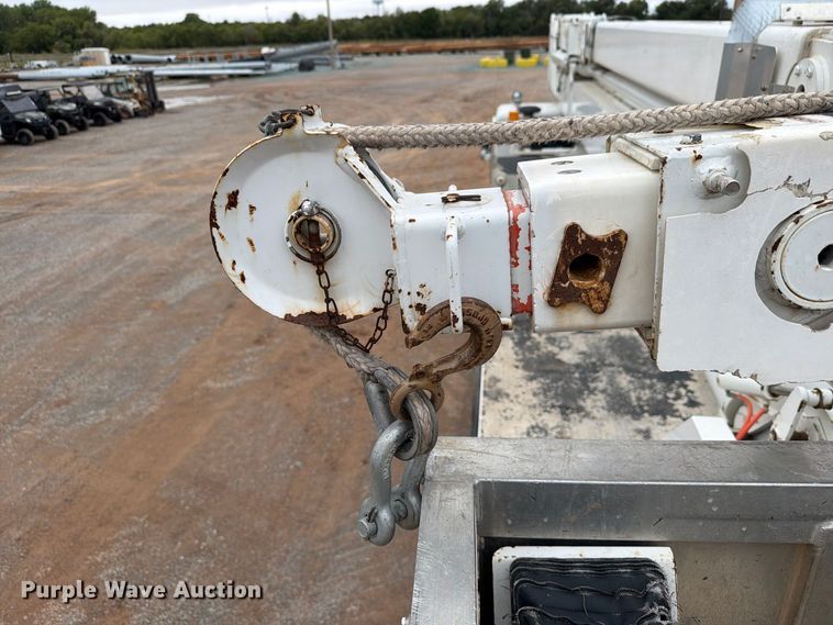 image for item EW8979 2007 Peterbilt 320 bucket truck