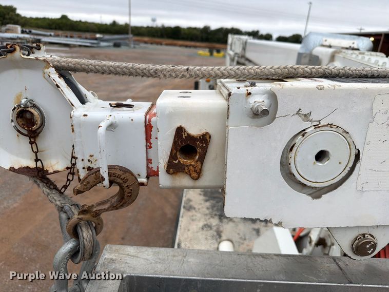 image for item EW8979 2007 Peterbilt 320 bucket truck