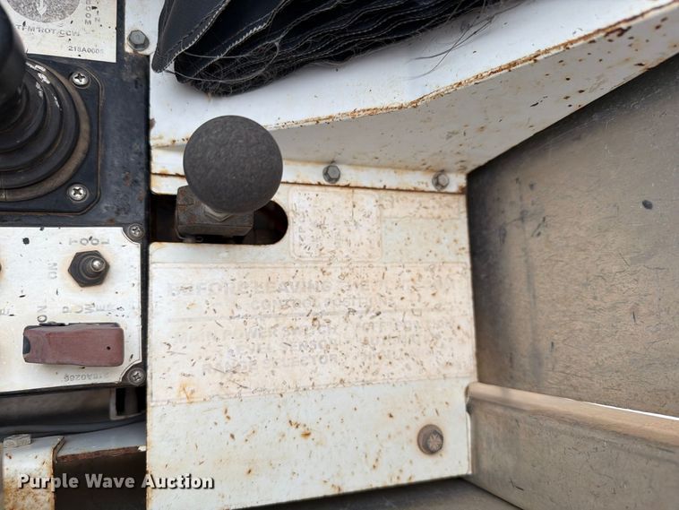 image for item EW8979 2007 Peterbilt 320 bucket truck