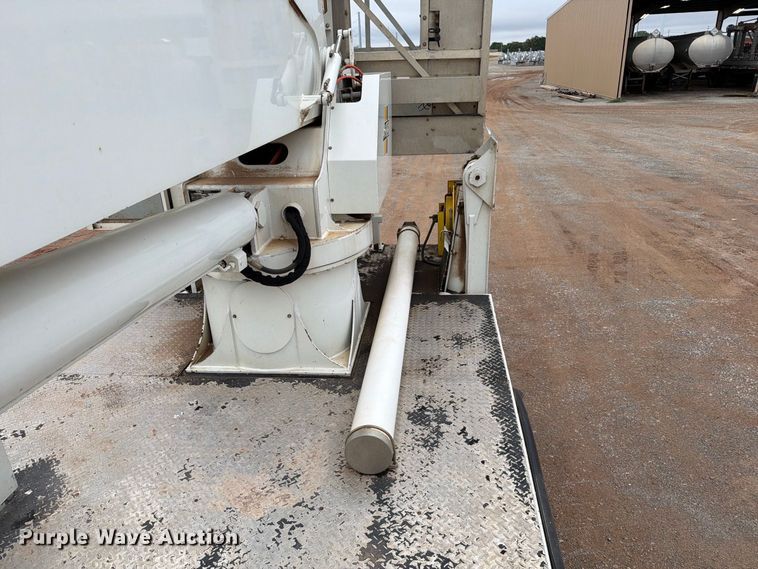 image for item EW8979 2007 Peterbilt 320 bucket truck