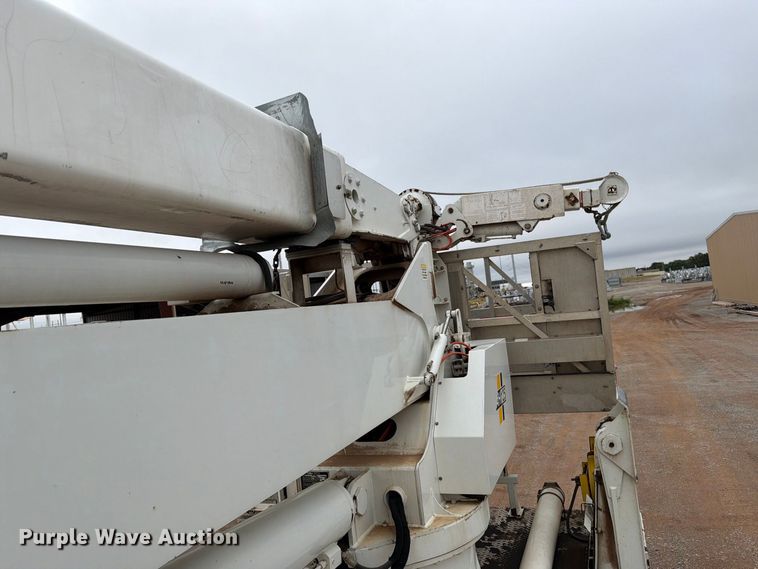 image for item EW8979 2007 Peterbilt 320 bucket truck