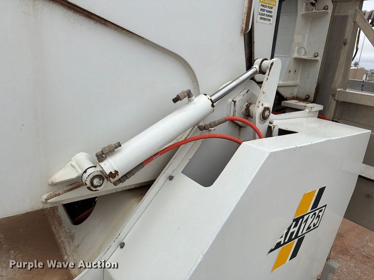 image for item EW8979 2007 Peterbilt 320 bucket truck