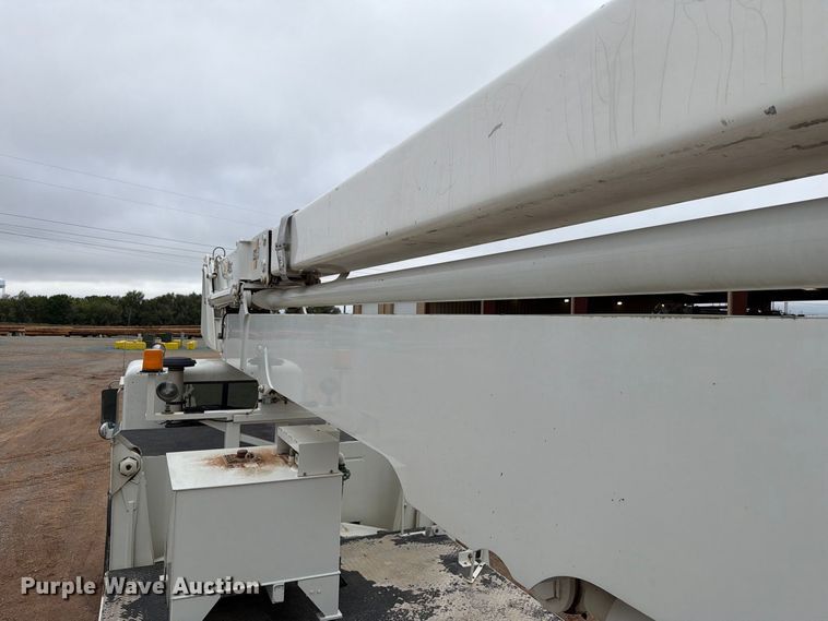 image for item EW8979 2007 Peterbilt 320 bucket truck