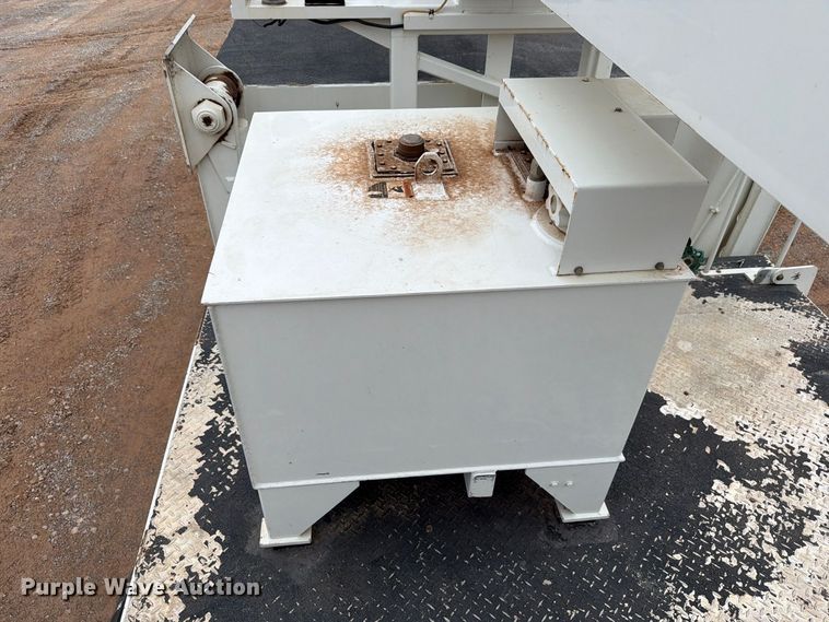 image for item EW8979 2007 Peterbilt 320 bucket truck