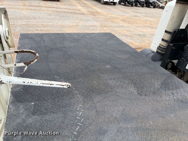 image for item EW8979 2007 Peterbilt 320 bucket truck