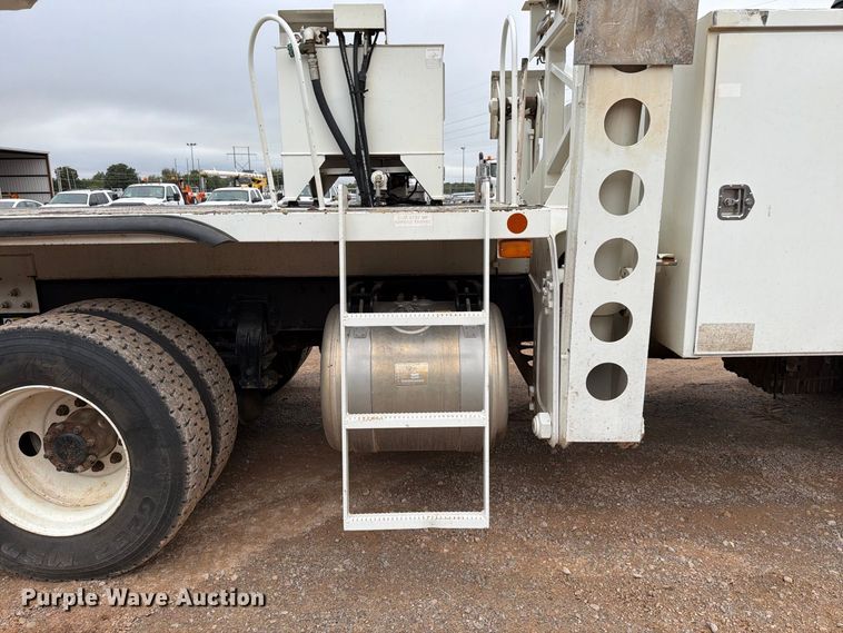 image for item EW8979 2007 Peterbilt 320 bucket truck
