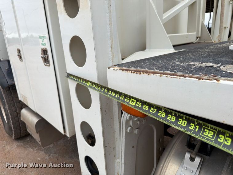 image for item EW8979 2007 Peterbilt 320 bucket truck