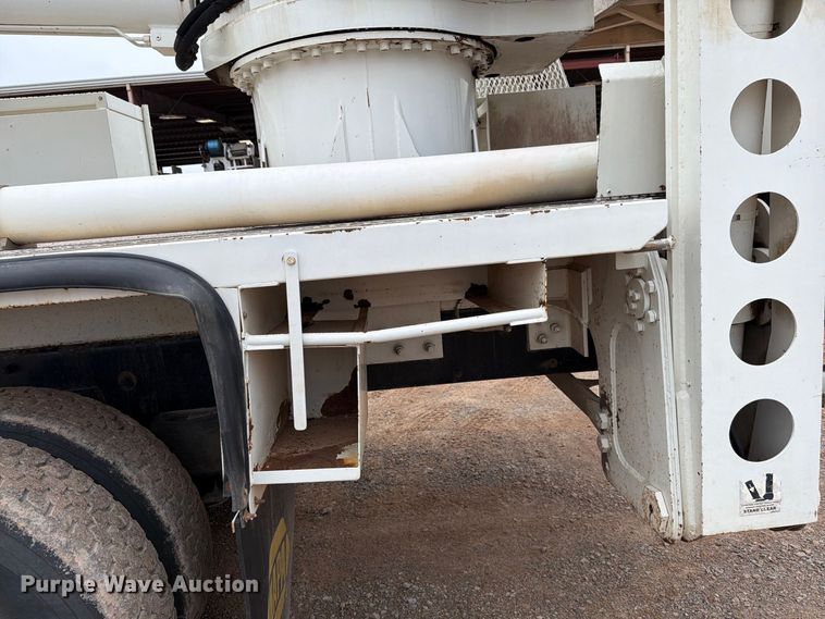 image for item EW8979 2007 Peterbilt 320 bucket truck