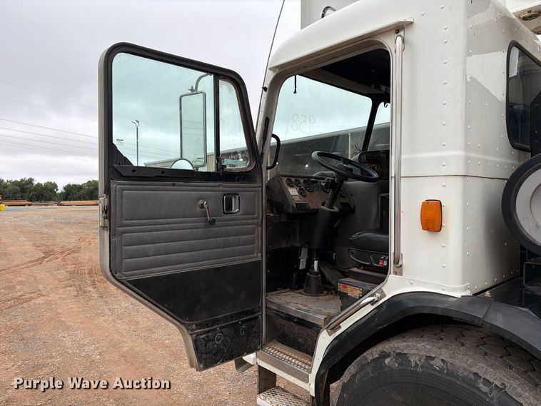 image for item EW8979 2007 Peterbilt 320 bucket truck