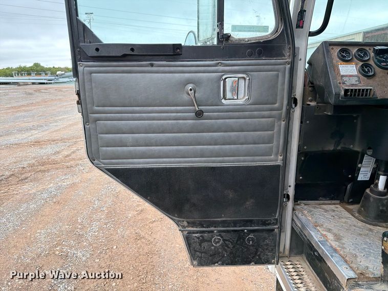 image for item EW8979 2007 Peterbilt 320 bucket truck