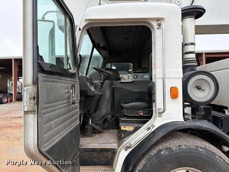 image for item EW8979 2007 Peterbilt 320 bucket truck