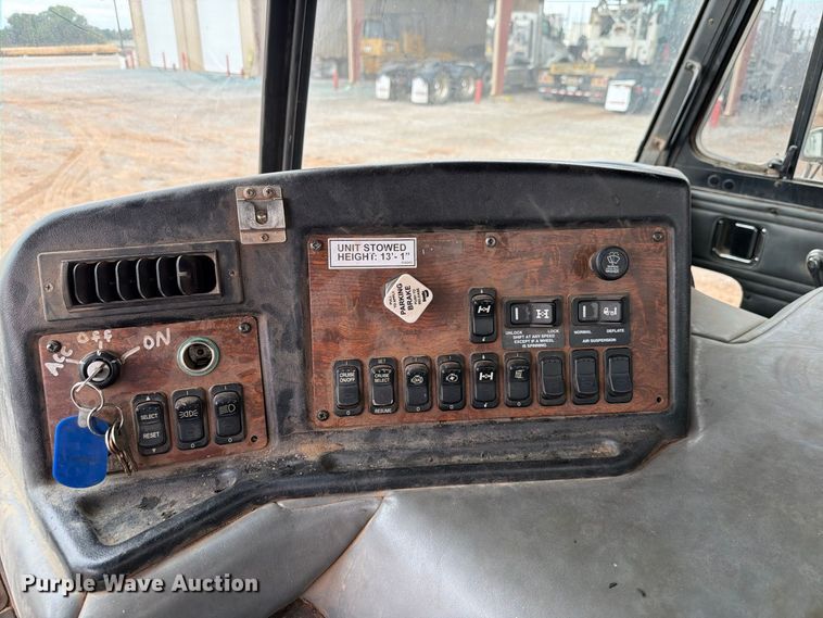 image for item EW8979 2007 Peterbilt 320 bucket truck