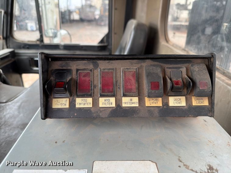 image for item EW8979 2007 Peterbilt 320 bucket truck