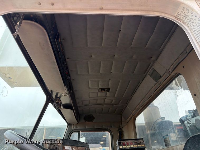 image for item EW8979 2007 Peterbilt 320 bucket truck